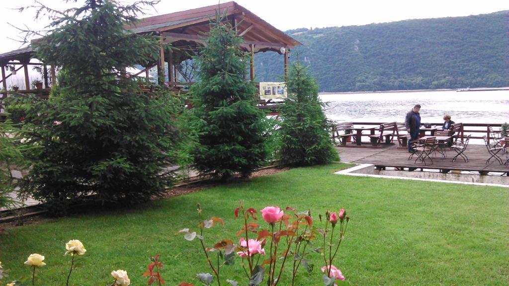 Pension La Ponton Ieşelniţa Buitenkant foto